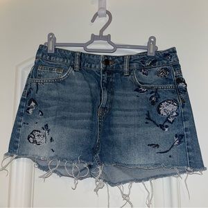 Zara jean shorts with embroidery and beads (US Size 6)